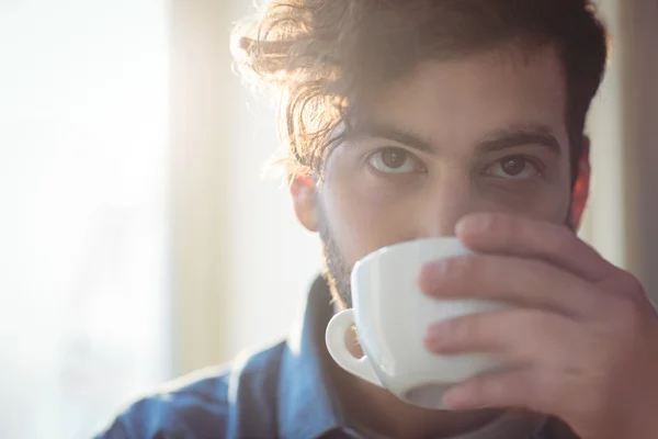 Cliente beber café en la cafetería —  Fotos de Stock