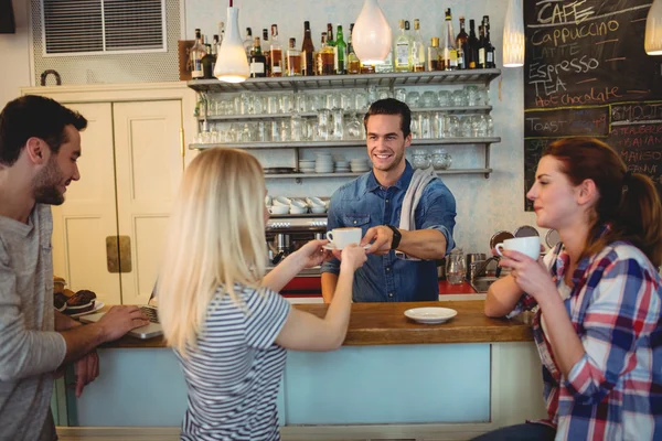 Servitören servering kaffe till kund — Stockfoto