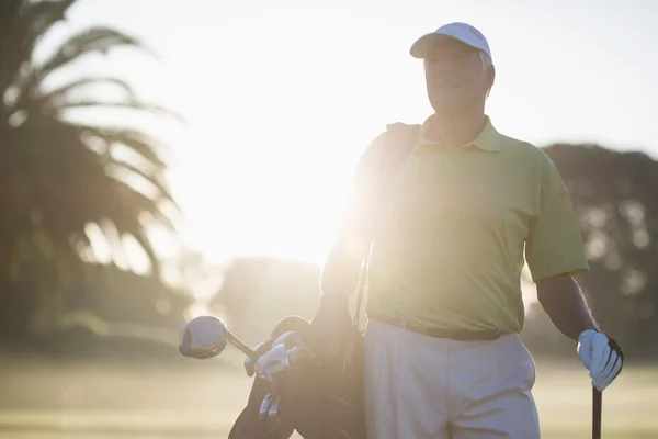 Зрелый мужчина с сумкой для гольфа — стоковое фото