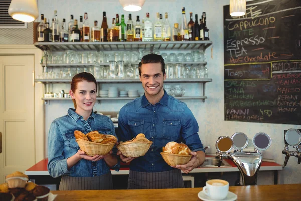 Rekan kerja dengan roti di kafe — Stok Foto