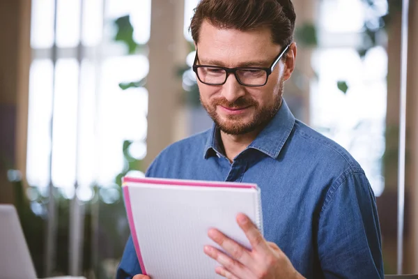 Confident executive reading documents — Stock Photo, Image