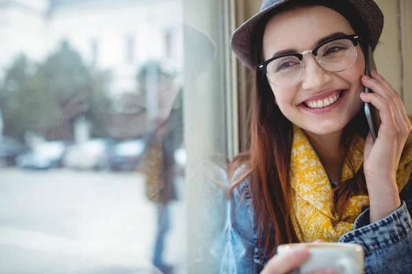 Mujer hablando por celular en la cafetería —  Fotos de Stock