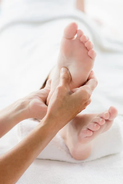 Mujer recibiendo masaje de pies —  Fotos de Stock