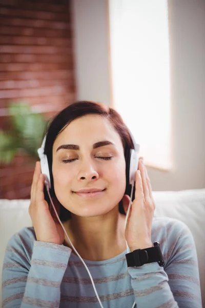 Vrouw die naar muziek luistert — Stockfoto