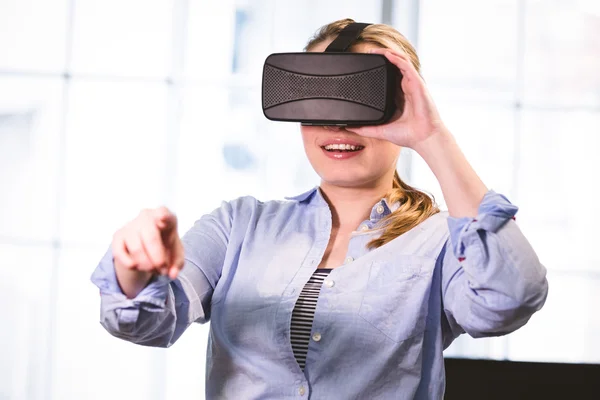 Mulher vestindo fone de ouvido realidade virtual — Fotografia de Stock