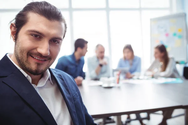 Ondernemer tegen collega 's — Stockfoto