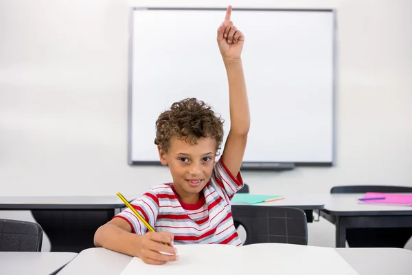 Elementar menino levantando mão — Fotografia de Stock