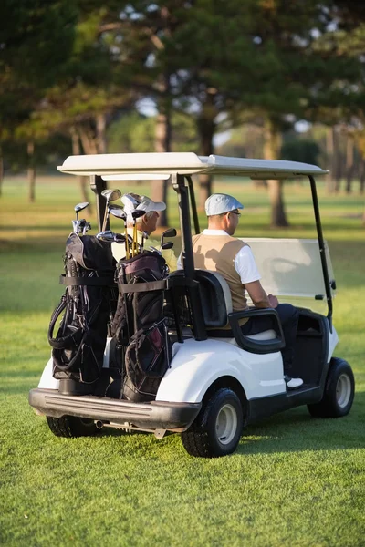 Golffreunde sitzen im Golfbuggy — Stockfoto