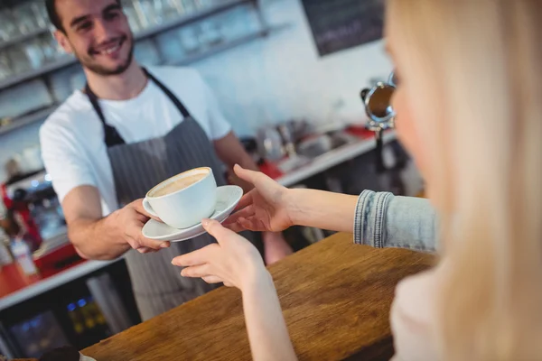 Serwujemy kawę do kobiety w kawiarni Barista — Zdjęcie stockowe