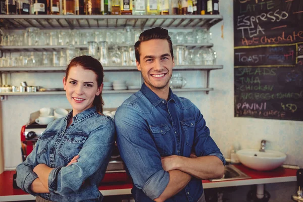男性和女性的咖啡师，在自助餐厅 — 图库照片