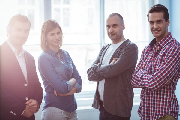 Vertrouwen zakenmensen met gekruiste armen — Stockfoto