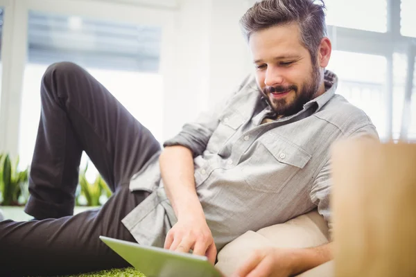 Geschäftsmann arbeitet am Laptop — Stockfoto