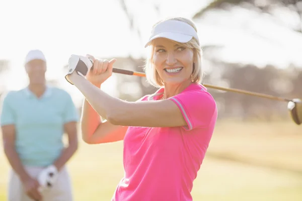 Mulher madura carregando clube de golfe — Fotografia de Stock