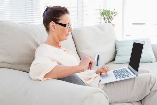 Woman carrying laptop — Stock Photo, Image