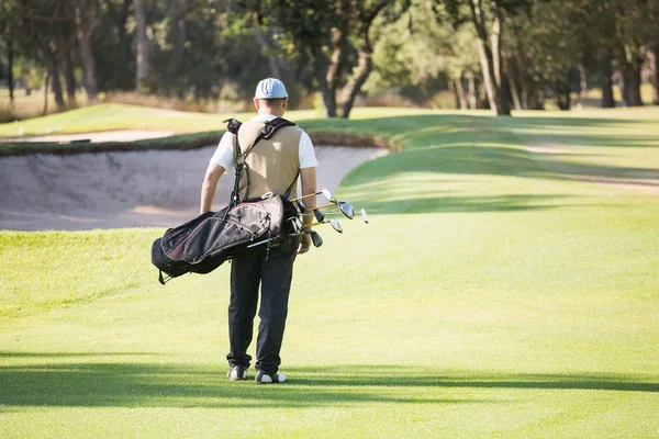 Golf çantası ile yürüyüş sporcu — Stok fotoğraf