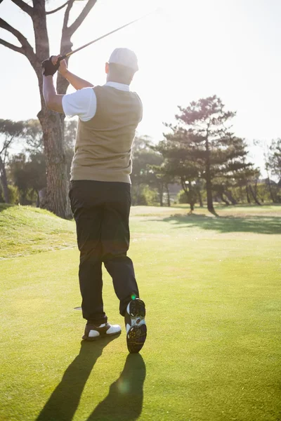 Desportista jogar golfe — Fotografia de Stock
