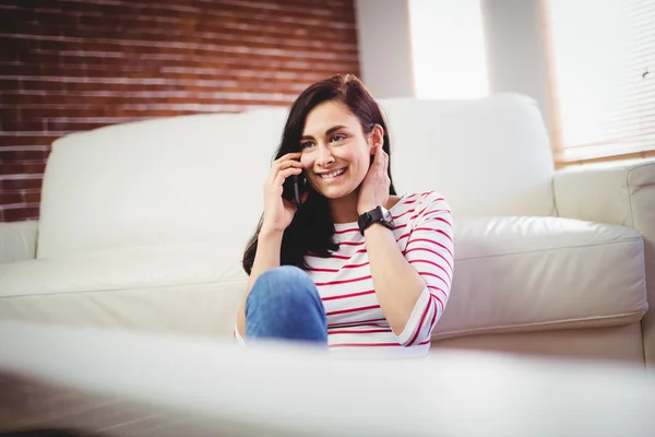 Femme souriante qui parle au téléphone — Photo