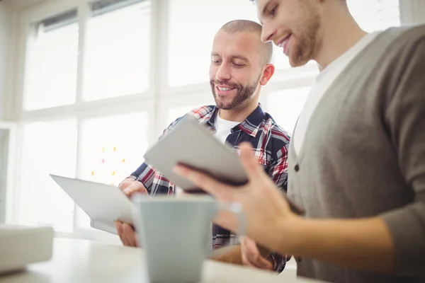 Üzletemberek használ tabletta irodában — Stock Fotó