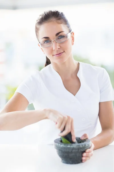 Woman holding mortar and pestle — Stock Photo, Image