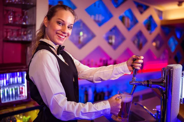 Barmanka nalewania piwa w szkle — Zdjęcie stockowe