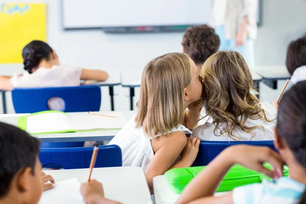 Flickor som skvallra i klassrummet — Stockfoto