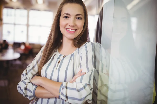 Lächelnde Geschäftsfrau in Büro-Cafeteria — Stockfoto