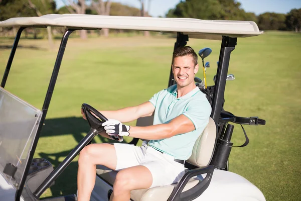 Golfer man drijvende golf buggy — Stockfoto