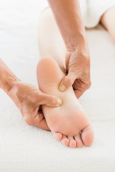 Mujer recibiendo masaje de pies — Foto de Stock