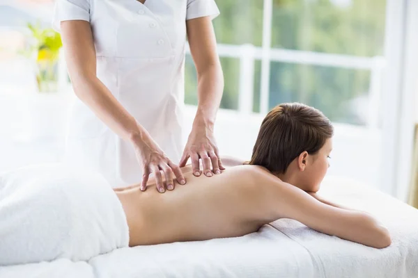 Massagista dando massagem à mulher — Fotografia de Stock