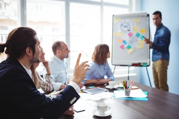 De aanroepende collega spreker — Stockfoto