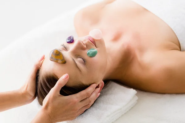Mulher recebendo massagem de pedra facial — Fotografia de Stock