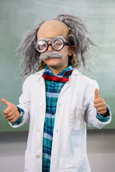 Menino vestido de cientista gesticulando polegares para cima — Fotografia de Stock