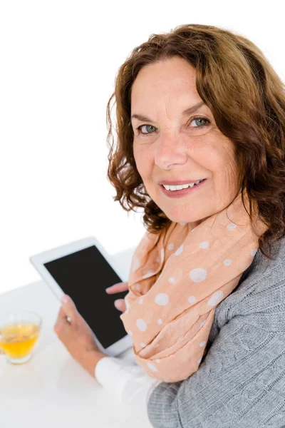 Χαρούμενα γυναίκα χρησιμοποιώντας tablet — Φωτογραφία Αρχείου
