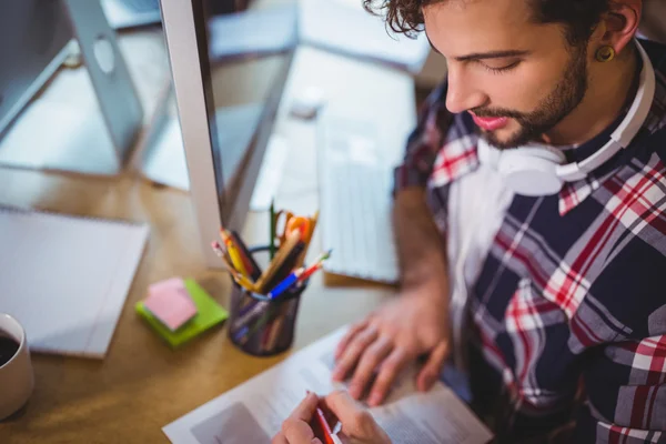 Homme d'affaires créatif écrivant sur papier — Photo