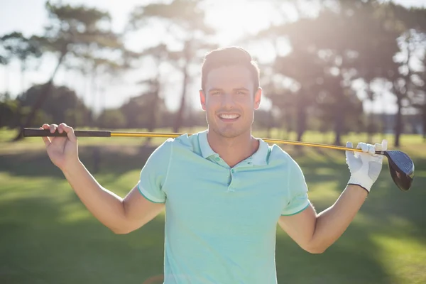 Homem inteligente carregando clube de golfe — Fotografia de Stock