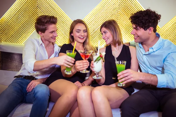 Радостные друзья пьют коктейльные бокалы — стоковое фото