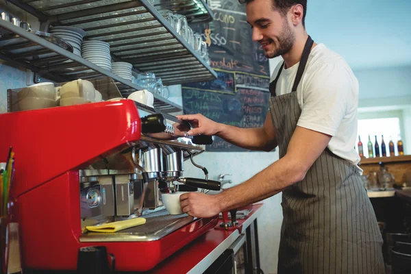Barista kafede kahve makinesi kullanma — Stok fotoğraf