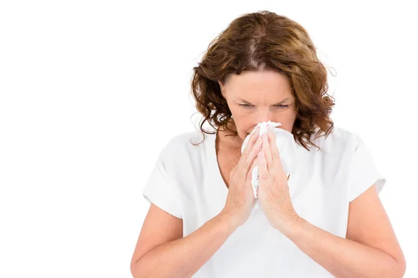 Reife Frau niest irritiert — Stockfoto