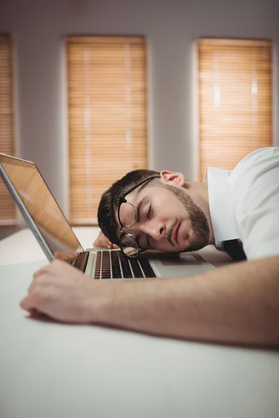 Genç adam ofiste uyku — Stok fotoğraf
