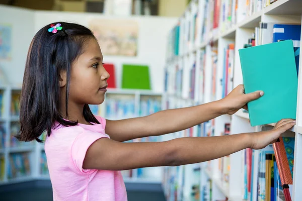 Dziewczyna, wyszukiwanie książek w szkolnej bibliotece — Zdjęcie stockowe