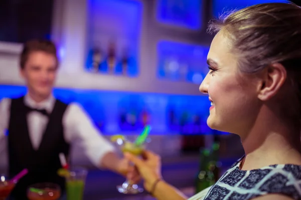 Barman sirviendo cóctel a la mujer — Foto de Stock