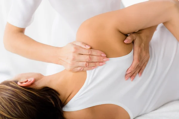 Vrouw ontvangende massagebehandeling — Stockfoto