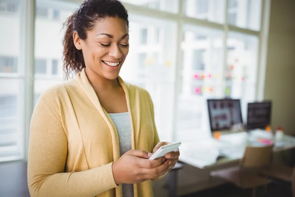 Mujer de negocios sonriendo usando el teléfono — Foto de Stock