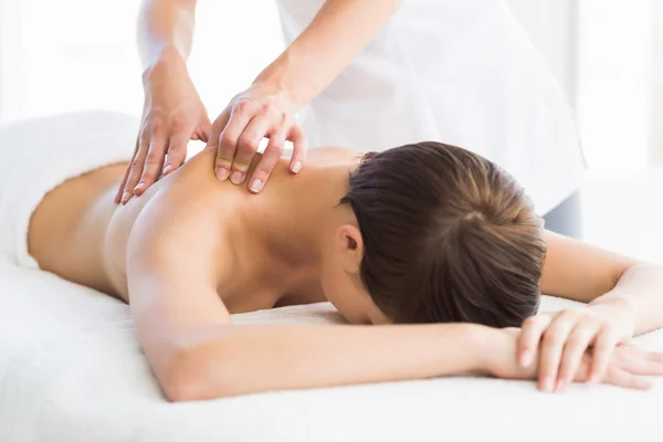 Naken kvinna får ryggmassage — Stockfoto