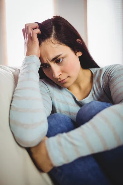 Mujer deprimida sentada en casa — Foto de Stock