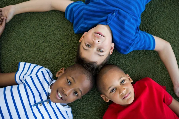 Niños formando un grupo —  Fotos de Stock