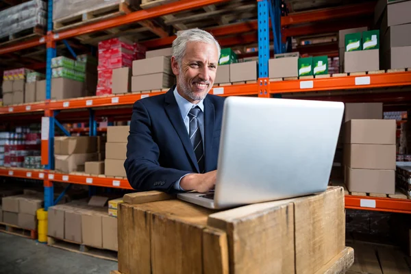 Geschäftsmann konzentriert sich bei seiner Arbeit — Stockfoto