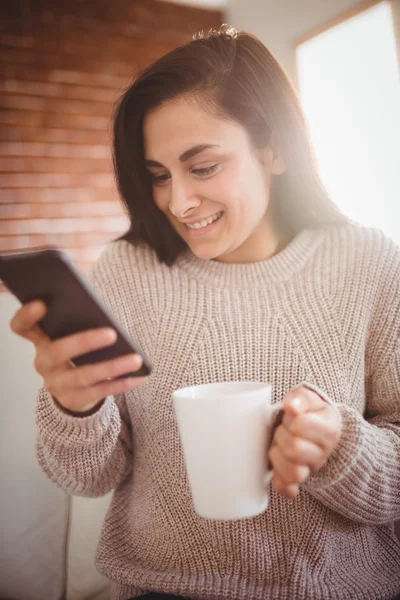 Mujer sonriente usando teléfono móvil — Foto de Stock