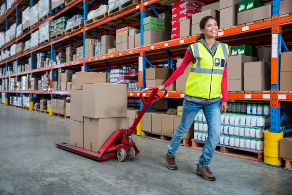 Arbeiter schiebt Einkaufswagen mit Kisten — Stockfoto