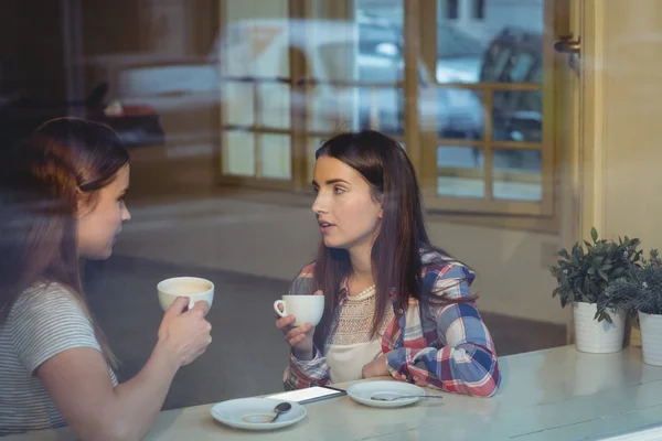 Amigos comunicándose en la cafetería — Foto de Stock